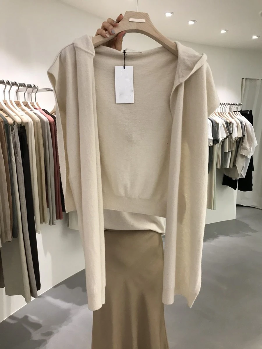 

2020 new winter small pure and fresh and comfortable warm knitted shawl pure color contracted collar female tide