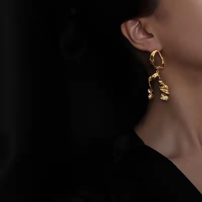 

Asymmetric fashion earrings, atmospheric earrings