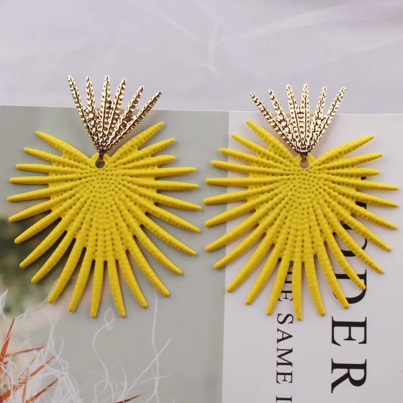 yellow EK302 геометрические несимметричные серьги-капли для женщин, Европейская мода, веер, серьги в виде листьев, Преувеличенные металлические серьги, вечерние ювелирные изделия - Окраска металла: yellow