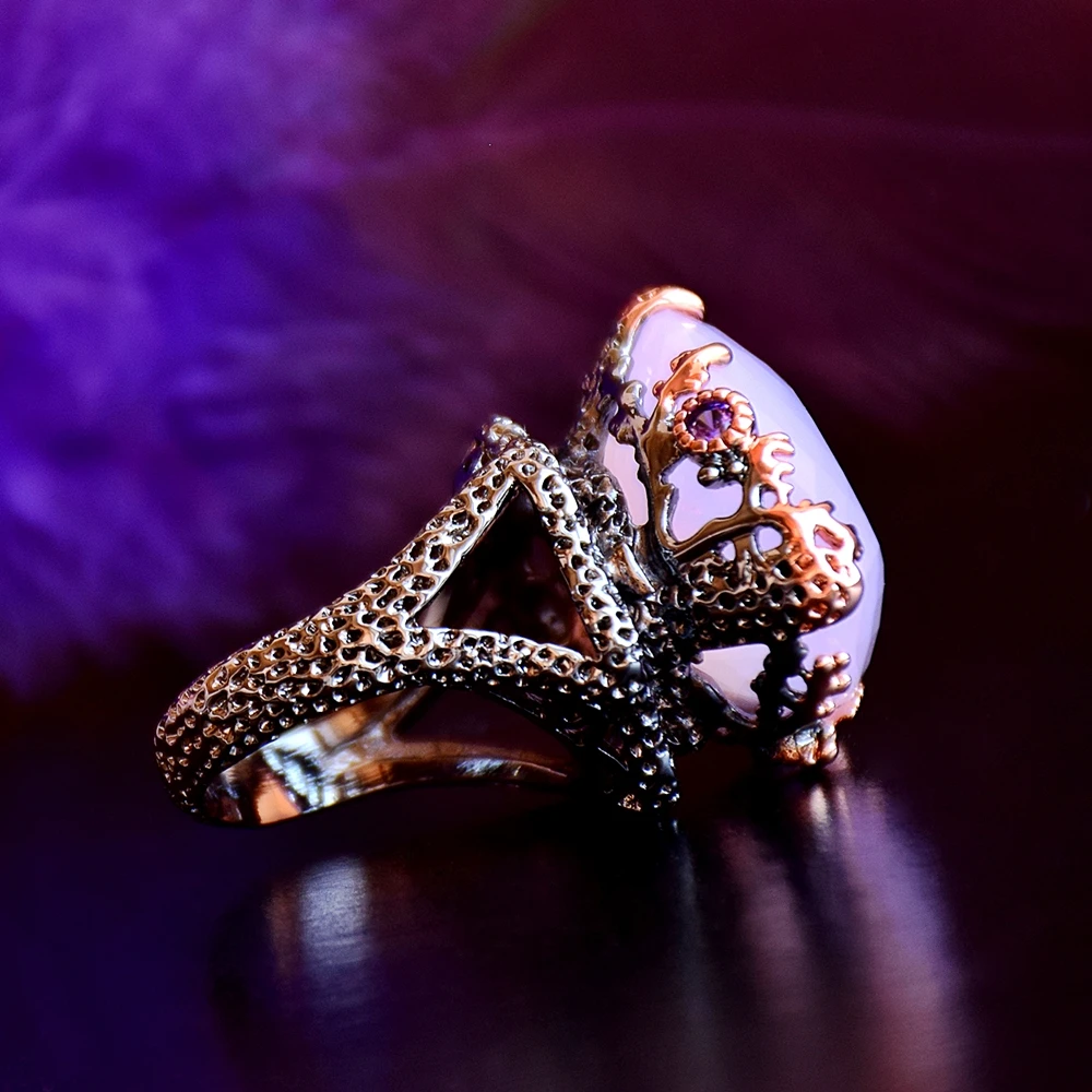 Высококачественное кольцо с розовым камнем черного и золотого цвета без свинца