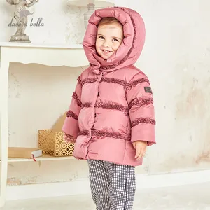 DB15321 dave bellaзимнее модное пуховое пальто в полоску с капюшоном и рюшами для маленьких девочек Детская куртка с подкладкой из 90% белого утиного пуха
