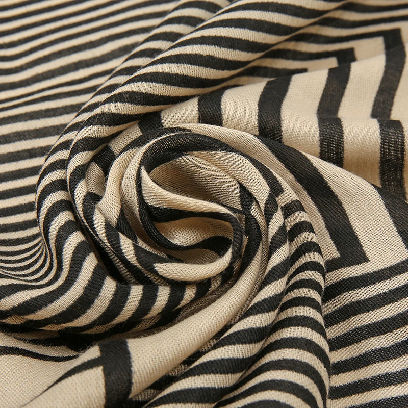 Шарф женский весенний в полоску черно-белый 2021 х85 см