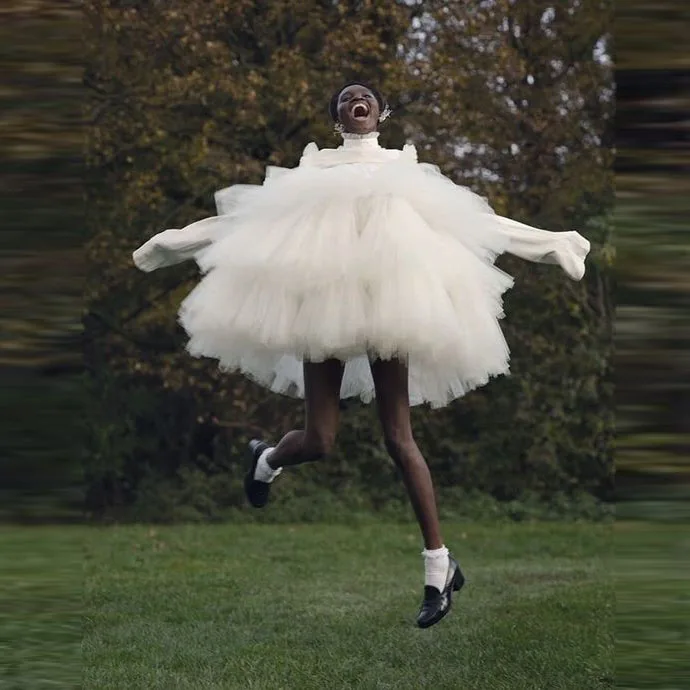 Женское мини-платье белое на тонких бретелях