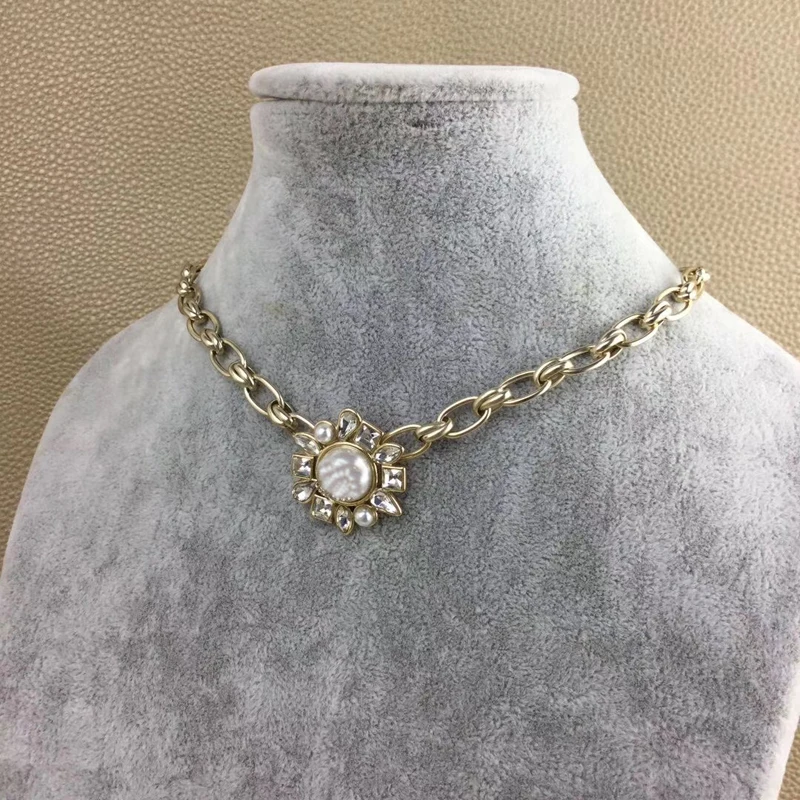 

Women Party Necklaces Classic Fashion Pendant Necklaces with Chains Pearl