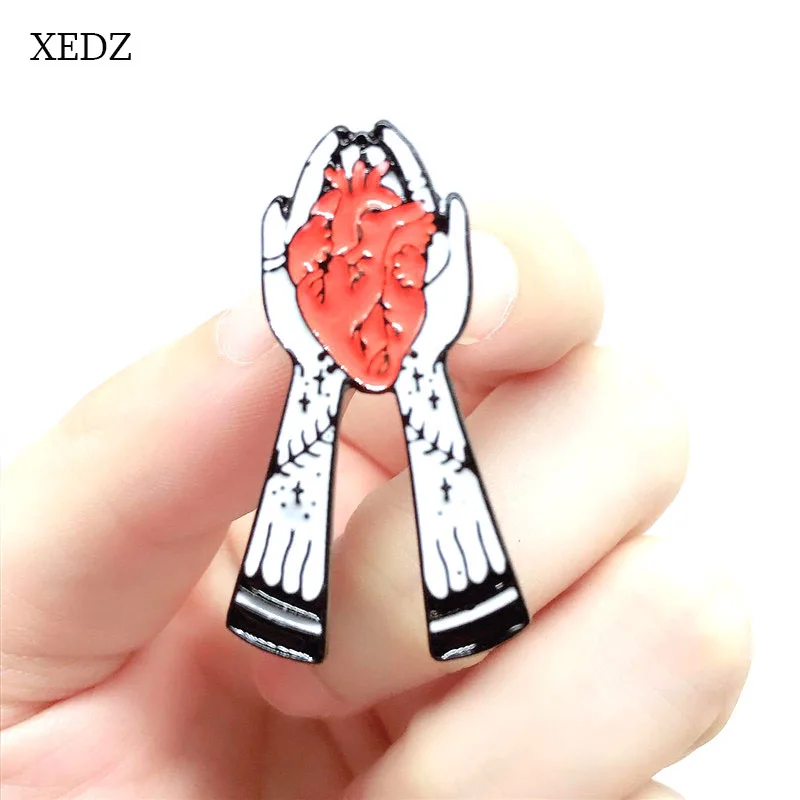XEDZ новая брошь в форме сердца удерживающая руки на руку с листьями и красным
