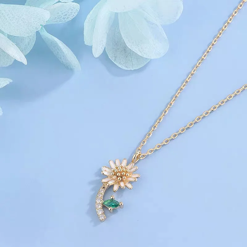 Рисунком в виде улыбающихся рожиц Цвета: золотистый Цвет ручной работы ожерелье