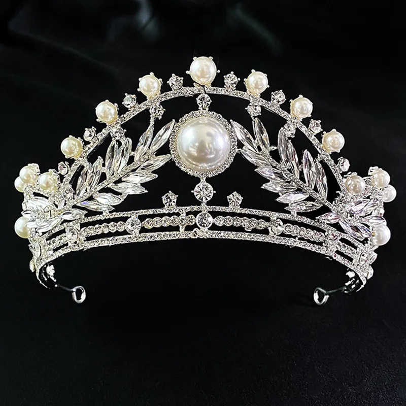 Фото Роскошная свадебная корона с большим жемчугом и кристаллами европейская