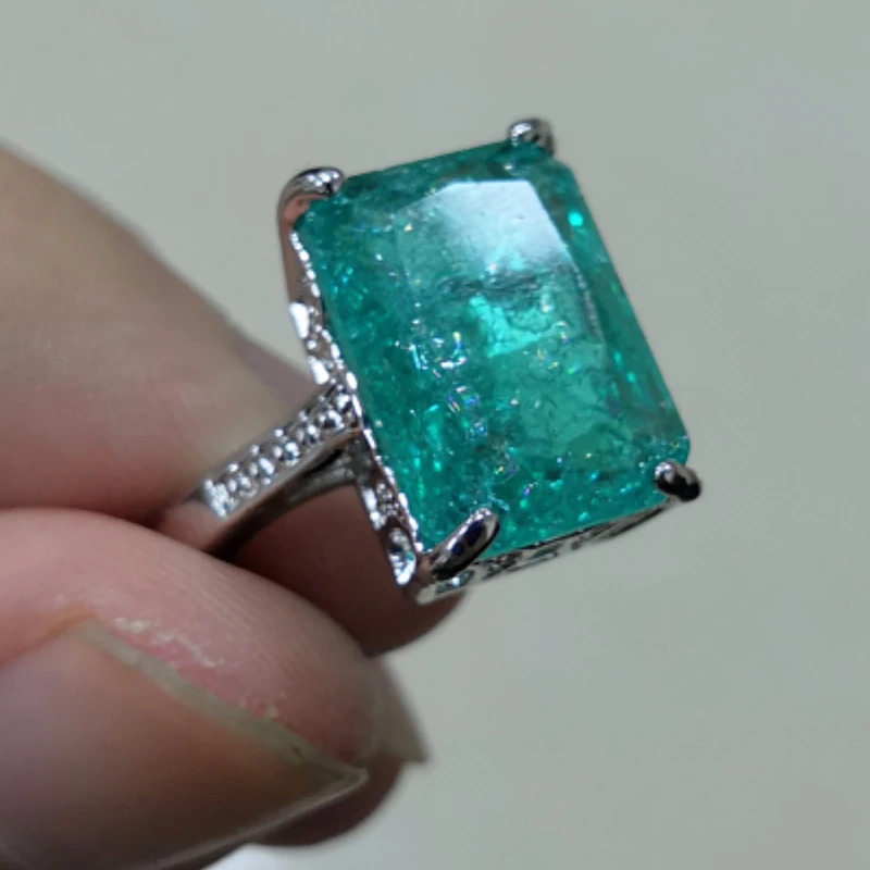 Винтажное яркое кольцо с Зелеными камнями квадратное камнем серебряного цвета