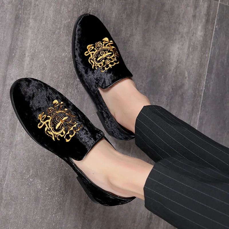 

2020 Wedding Dress Shoes Casual Men Loafers New Big Size Lazy Peas shoes Embroidery Moccasins Shoes Suede Leather shoes