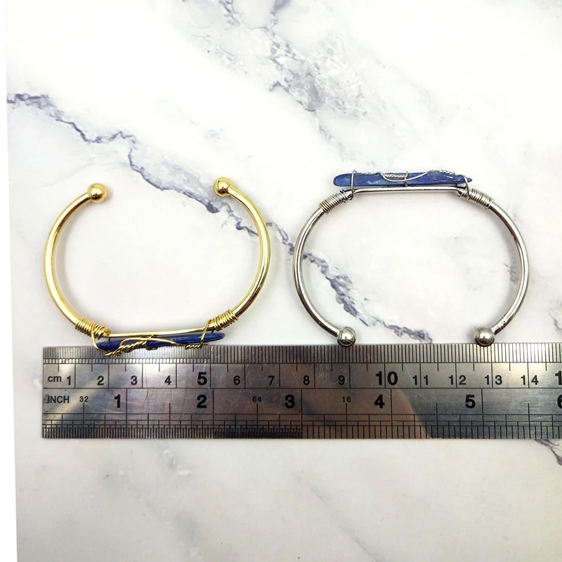 Золотистые серебристые нестандартные искусственные камни открытые