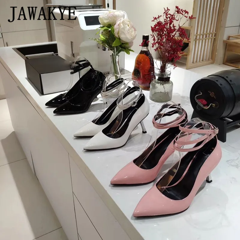 JAWAKYE/необычные туфли на высоком каблуке; женские туфли-лодочки с острым носком; вечерние туфли из лакированной кожи на тонком высоком каблуке с ремешком на щиколотке