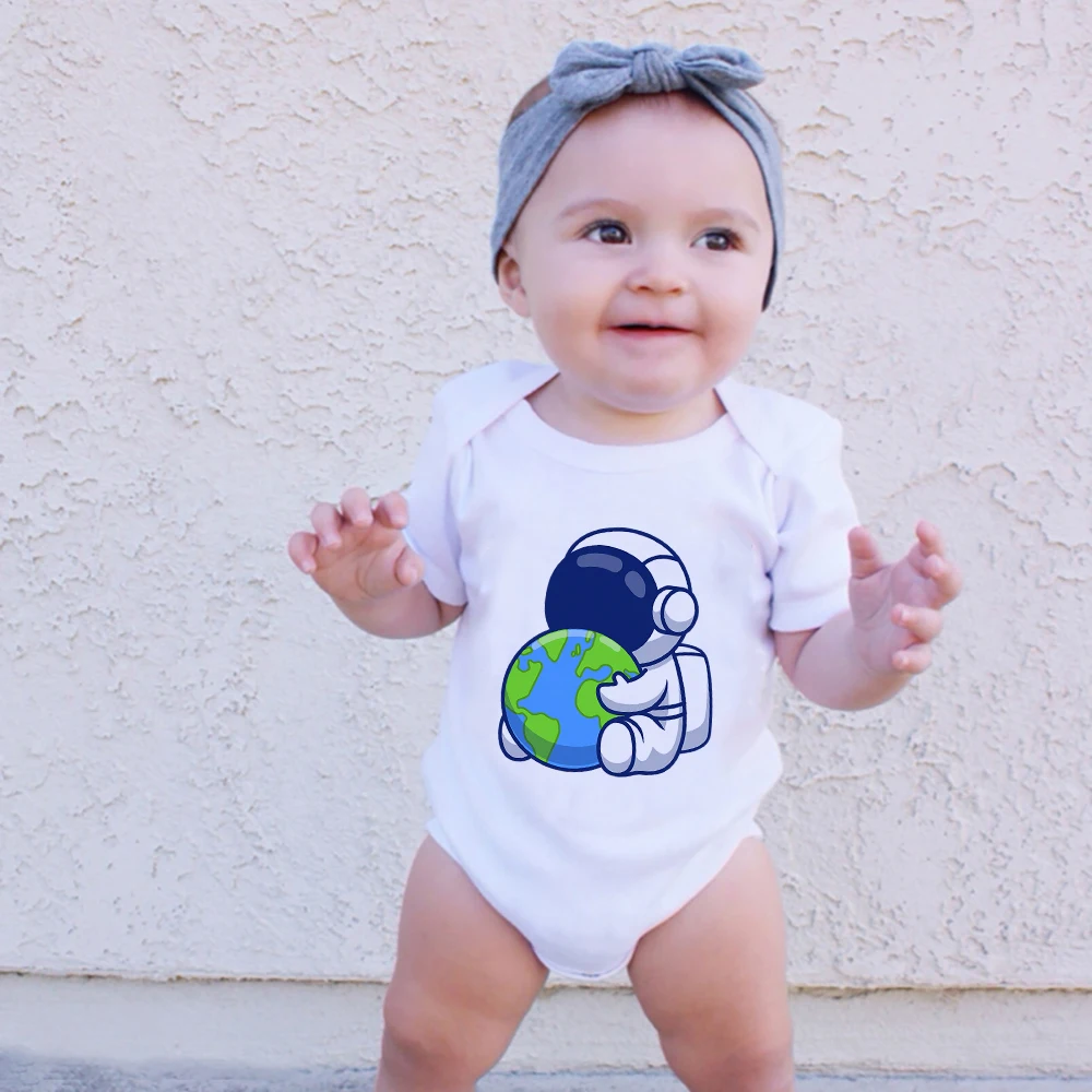 

Cartoon Astronaut Huging Earth Cute Baby Clothes Spain Fashion Kawaii Ropa De Bebe Niña Summer Outdoor Play Newborn Boy Body