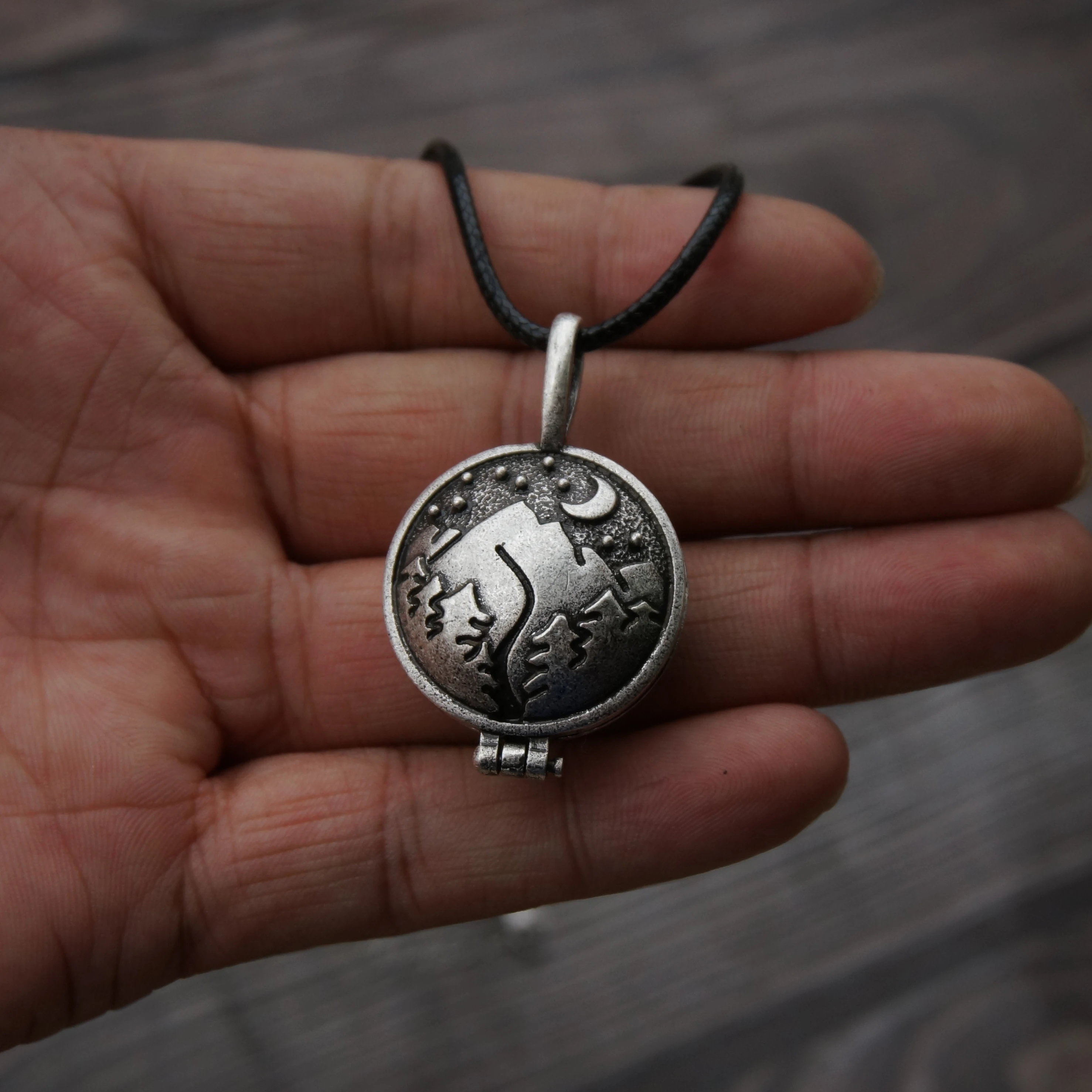 Подвеска медальон Ночная Луна|Подвески| |