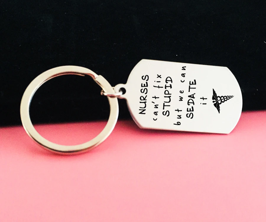 Медсестры на брелоке вырезанной этикетке ювелирных изделий собака не может