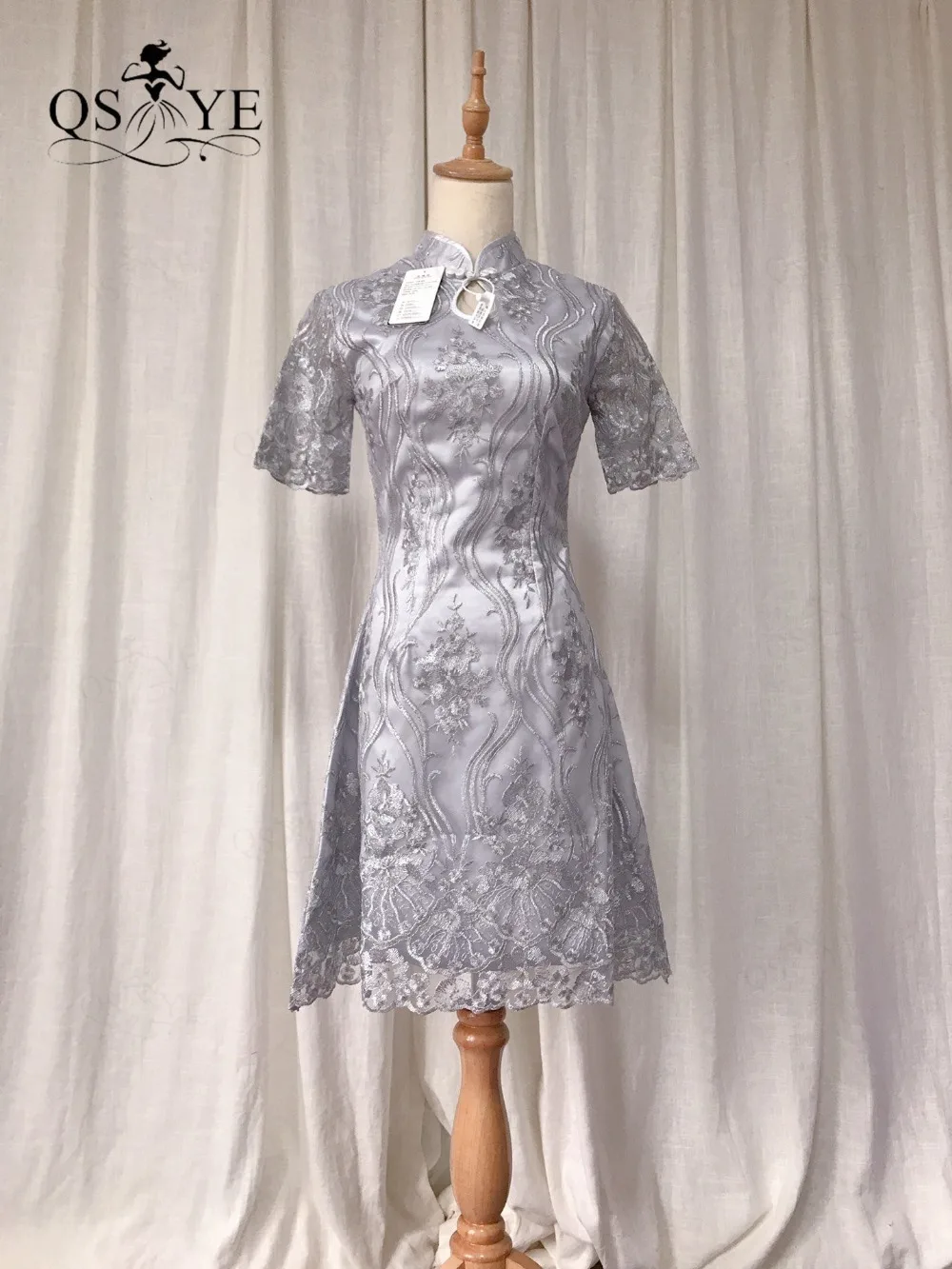 Кружевное серое короткое платье для выпускного вечера с вышивкой матери невесты