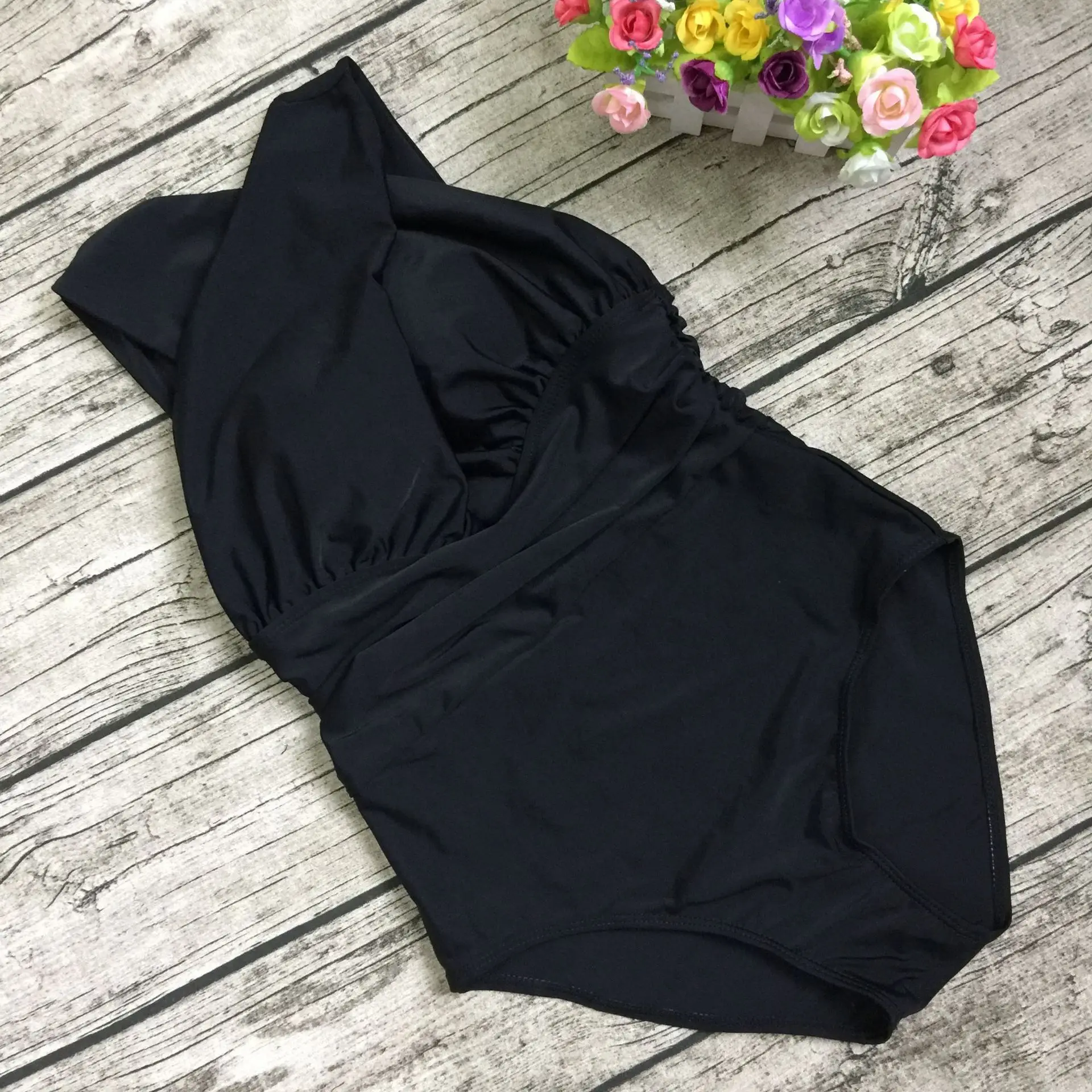 Красный купальник черный сплошной с глубоким V образным вырезом женский