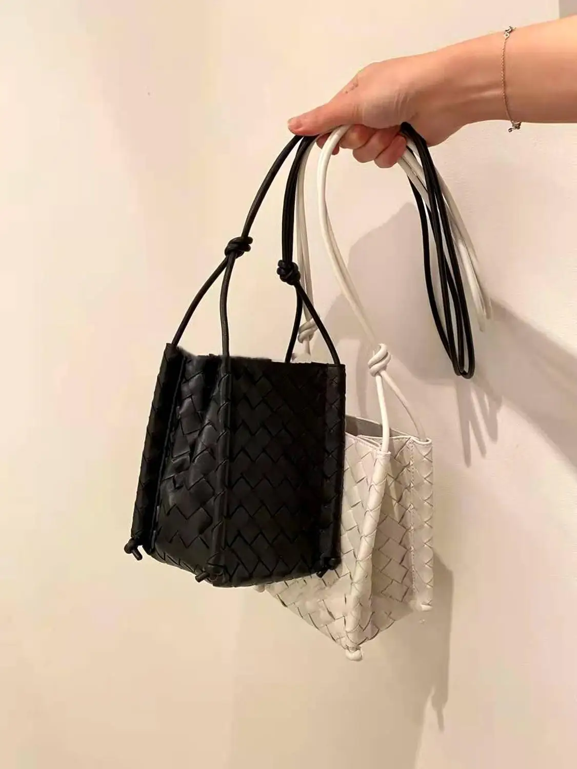 Мини сумка с узлом из высококачественной искусственной кожи одним просторным