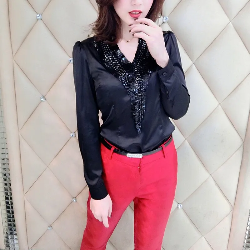 Женская блузка с блестками приталенная V-образным вырезом и длинным рукавом в