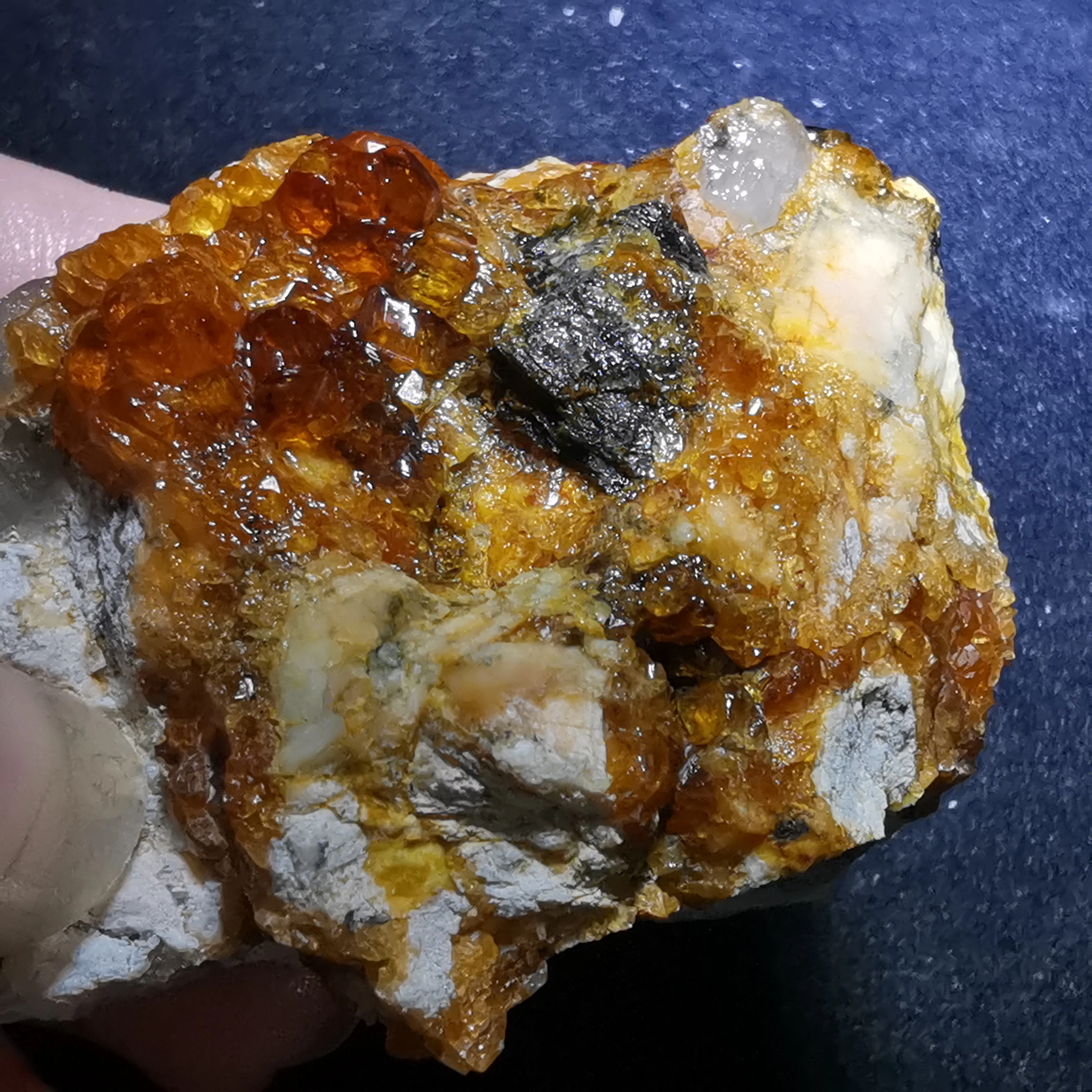 62 г. Редкий натуральный гранат кристалл Шестиугольная точка feldspar слюда латунь