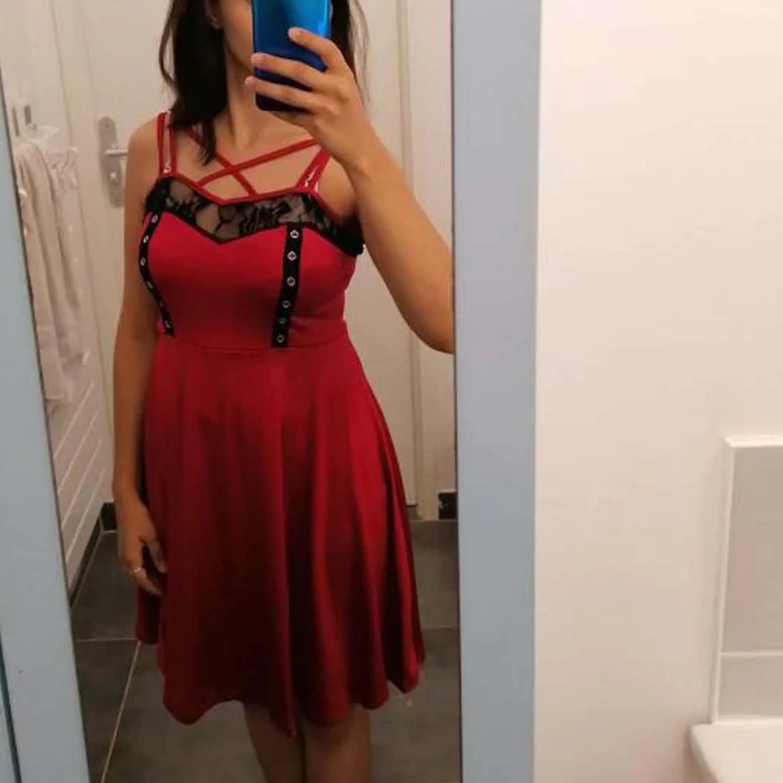 Мини-платье женское кружевное на тонких бретельках пикантный элегантный