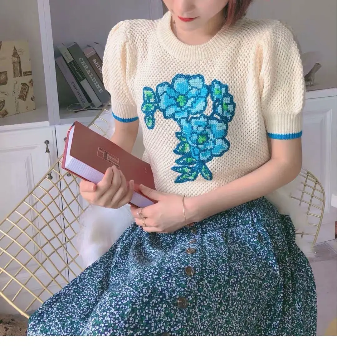 

2021 Summer New French Puff Sleeve Knit Sweater Wild Loose Flowers Foreign Style Hand-Embroidered Short-Sleeved Top