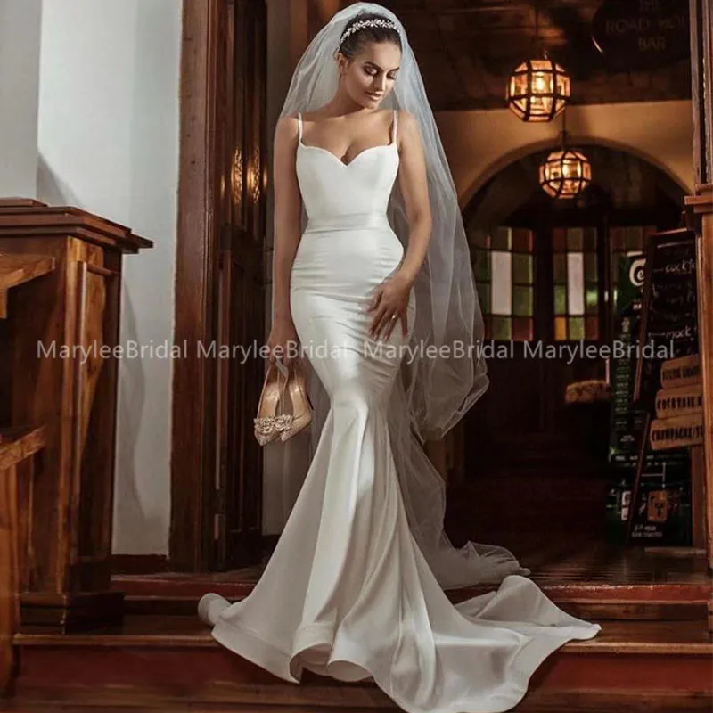 Простое винтажное свадебное платье в стиле русалки на тонких бретельках