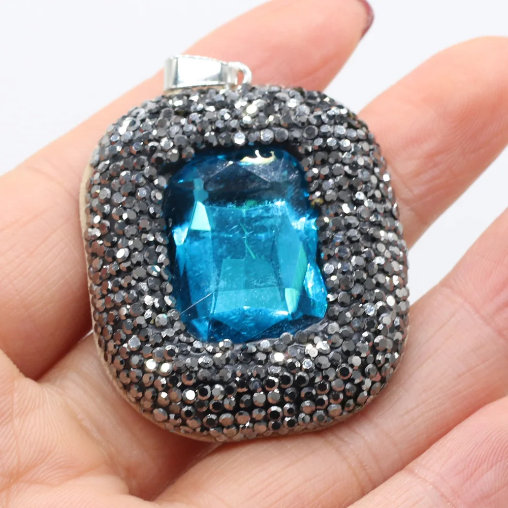 Подвеска из искусственной кожи с кристаллами квадратные поделки ручной работы