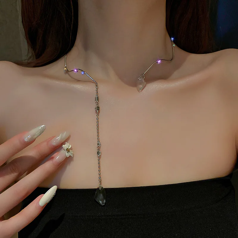 Женское колье с подвеской в виде капли кристаллами |