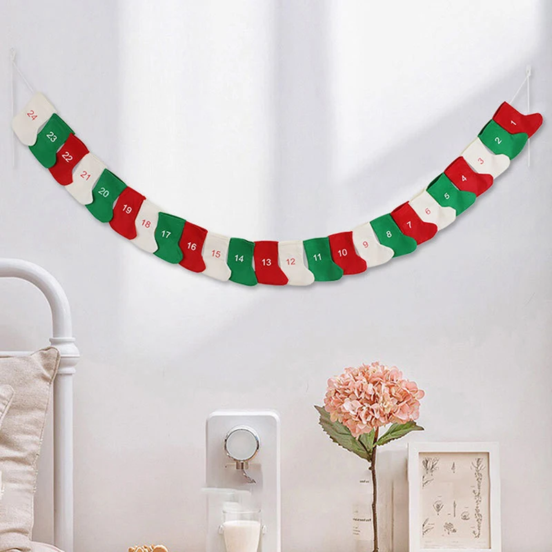 Календарь обратного отсчета до Рождества на 24 дня со стокингами и украшениями на веревках для вечеринки и украшения на Рождество.