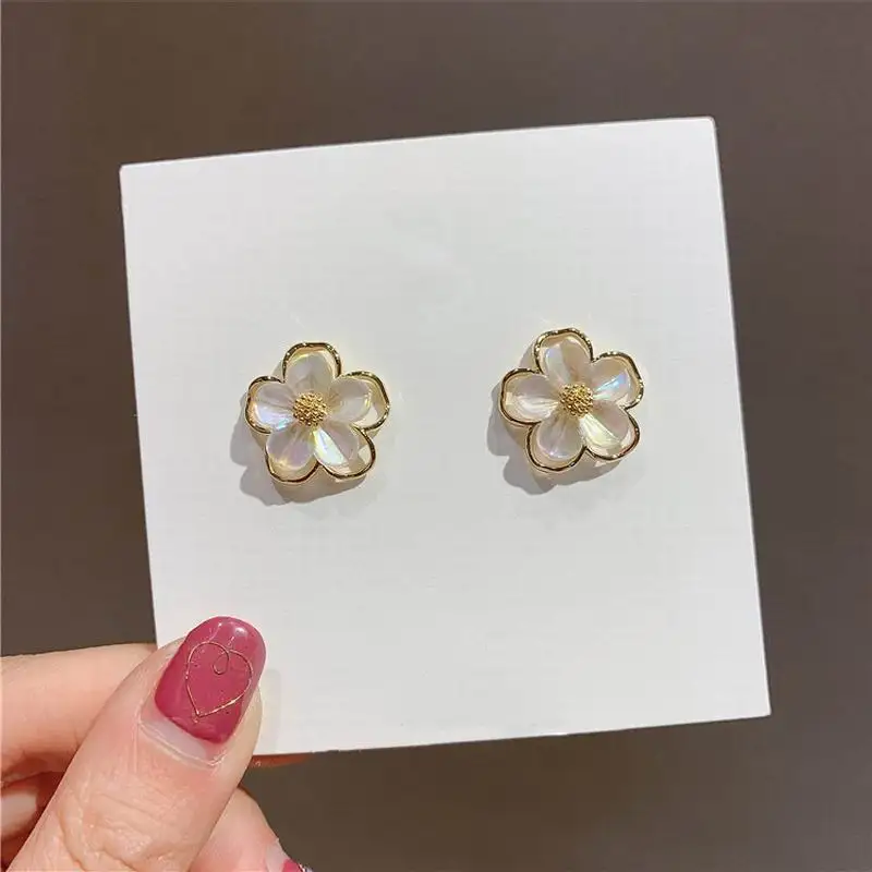 

2020 New Chic 5 Petals Shell Flower Stud Earrings