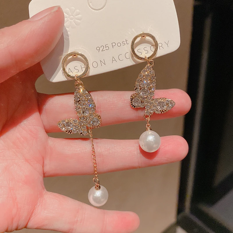 

2022 New Fashion Metal Butterfly Stud Earrings Women Shiny Rhinestone Imitation Pearl Pendant Asymmetric Gift Jewelry