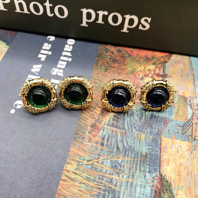 Винтажные серьги-гвоздики с текстурой зеленого и синего цветов опаловыми