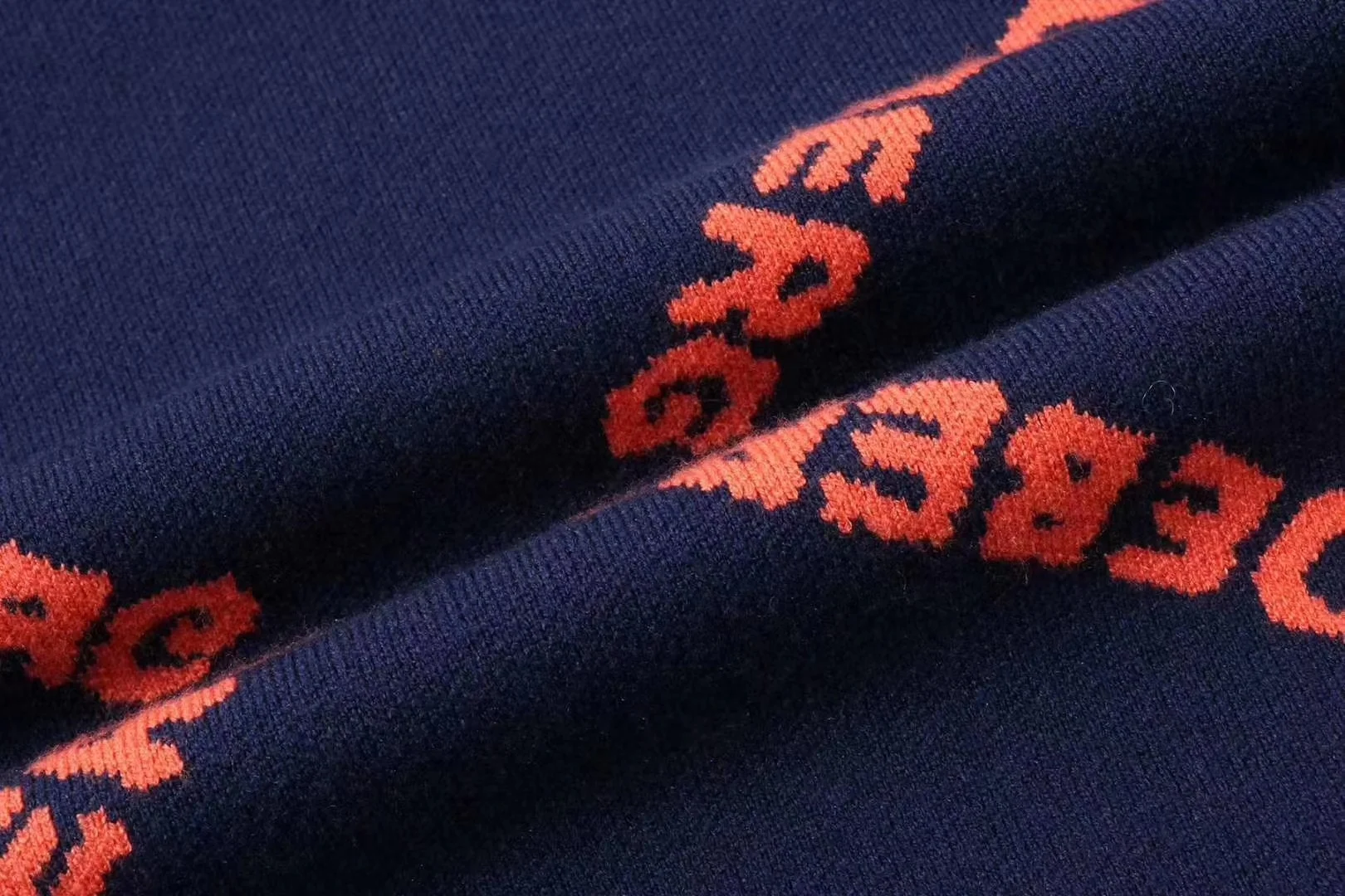 

Golf man sweater keeps warm in autumn and winter