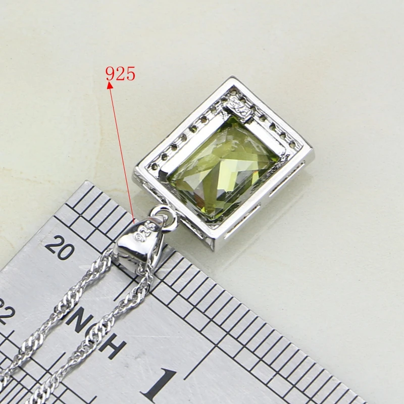 Женская цепочка из серебра 925 пробы с кулоном оливковый зеленый кубический