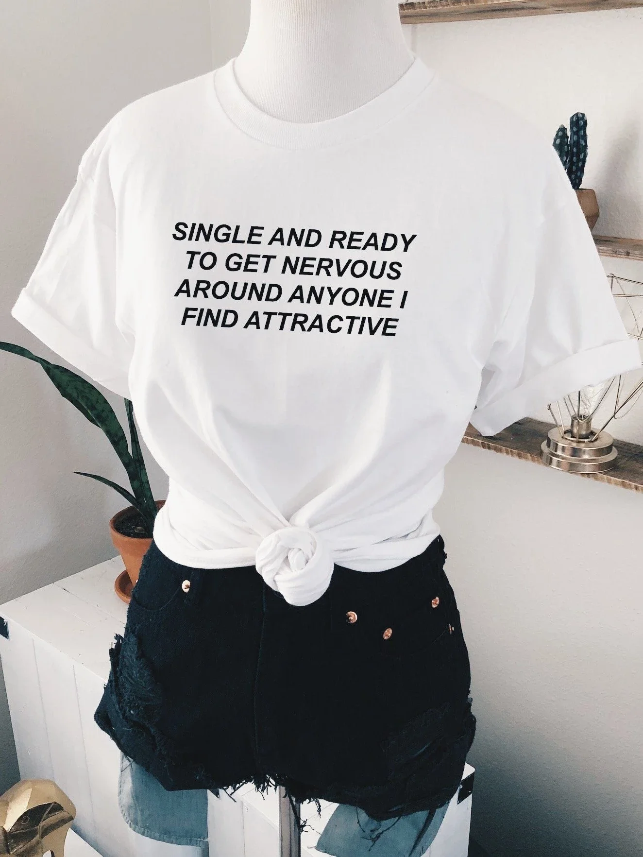 Одинарная и готовая к нервному вокруг всех кто нашел привлекательные футболки