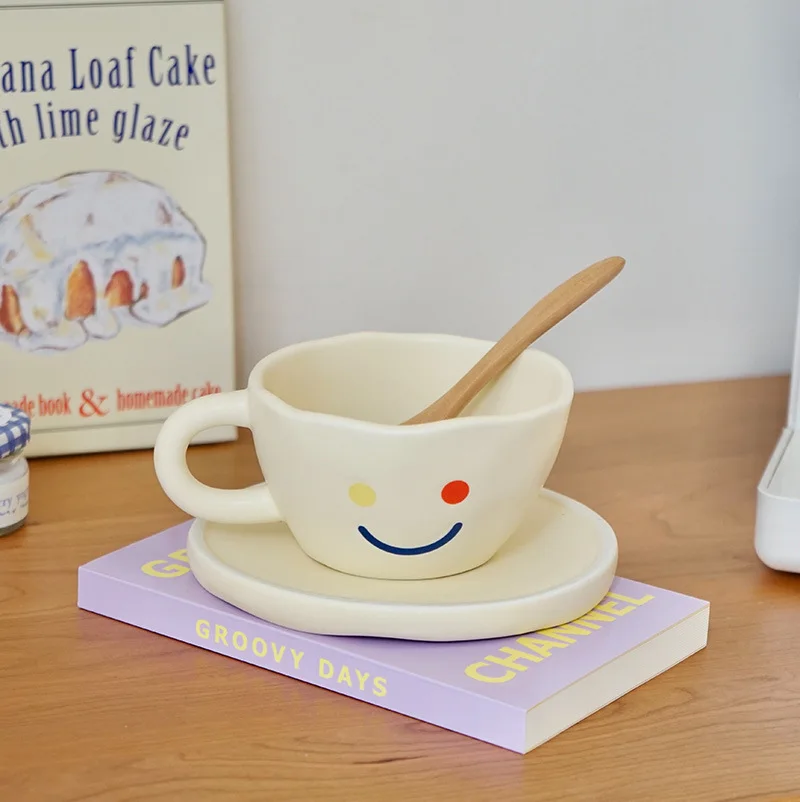 

Нестандартные керамические кружки для эспрессо ручной работы, цветные кофейные чашки, оригинальная кружка с улыбкой для чая, блюдце, набор, ...