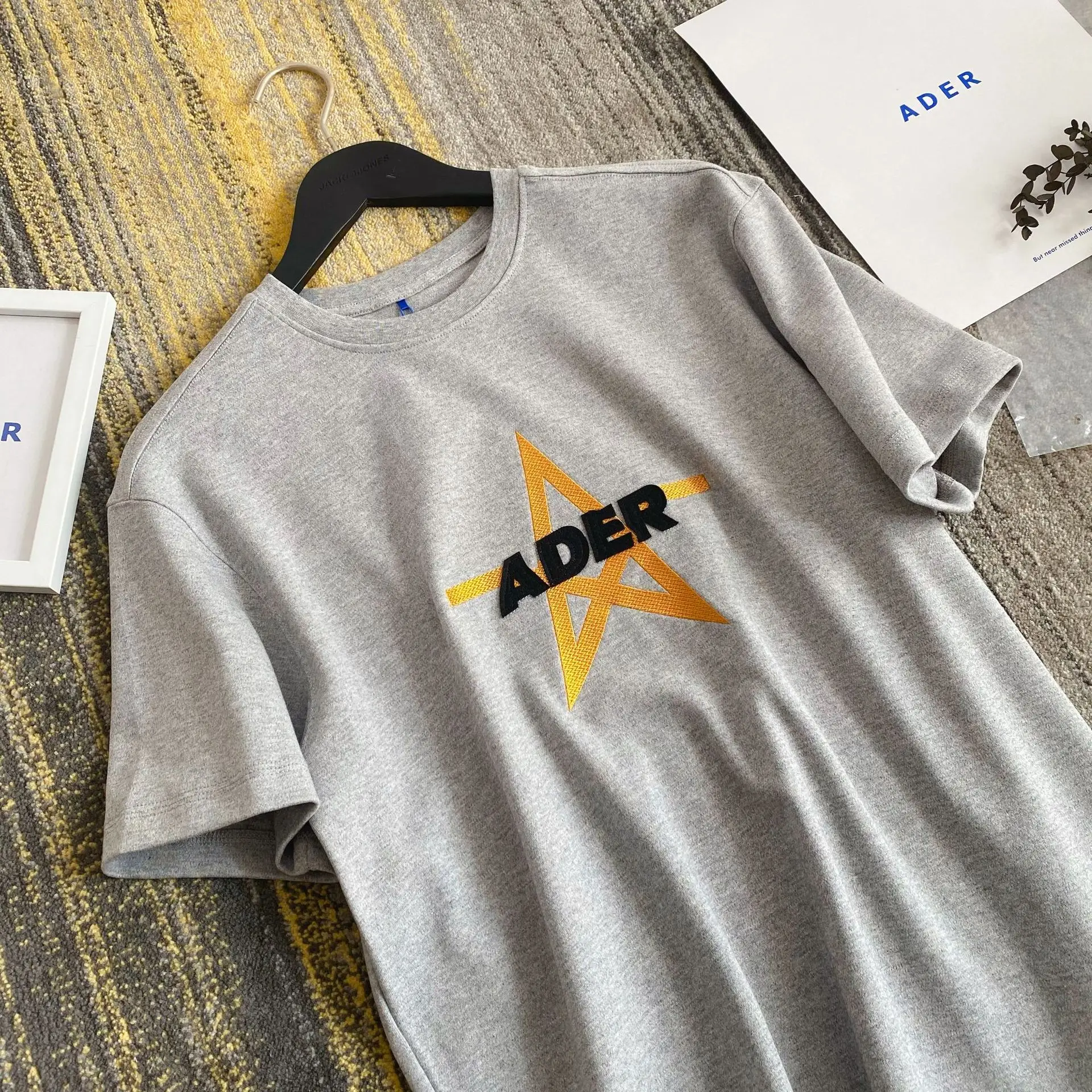 

Ader летняя обувь для мужчин и женщин, футболки из хлопка с нашивками, вышивка Стад с рисунком желтой звезды повседневная обувь с логотипом на ...