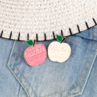 Женская брошь в форме яблока, розовая эмалированная брошь из джинсовой ткани, с надписью