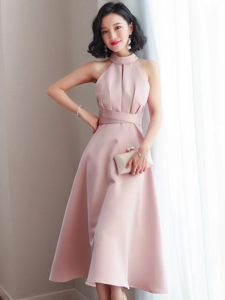 Женское однотонное платье без рукавов элегантное мягкое цельное с лямкой на шее