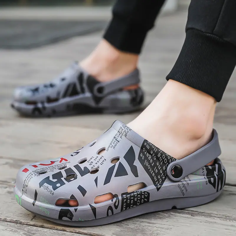 Мужские сандалии с дырками Baotou черные пляжные шлепанцы корейская мода лето 2021 |