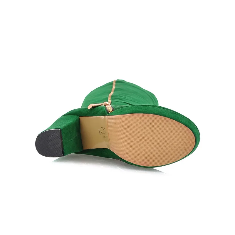 Женские зимние зеленые сапоги до колена с металлическим украшением