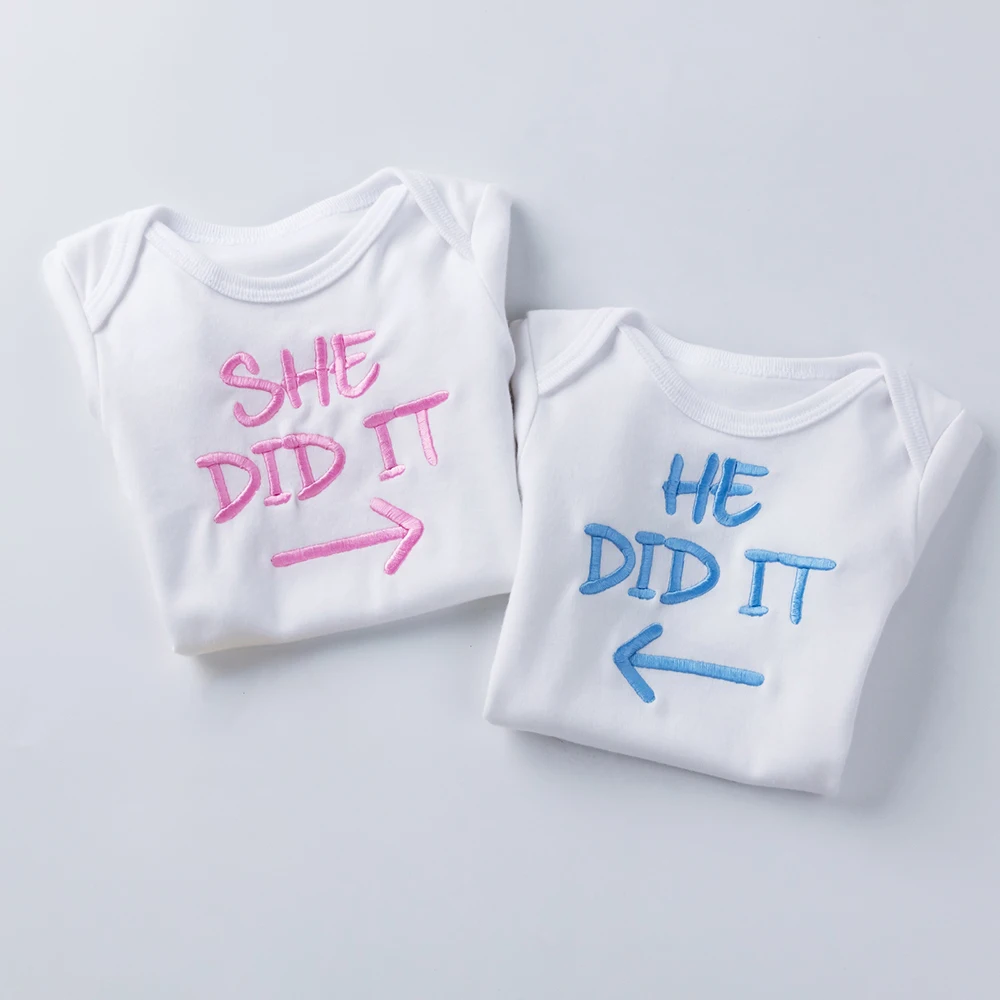 

Повседневная одежда для маленьких мальчиков и девочек; Комбинезон для новорожденных; Хлопковые костюмы; SHE do IT & HE do IT; Одежда с вышивкой