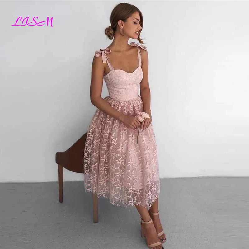 Купи Pink Lace A-Line Short Prom Dresses With Ajustable Ribbon Tie Shoulder Straps Below Knee Length Homecoming Party Gowns за 4,704 рублей в магазине AliExpress