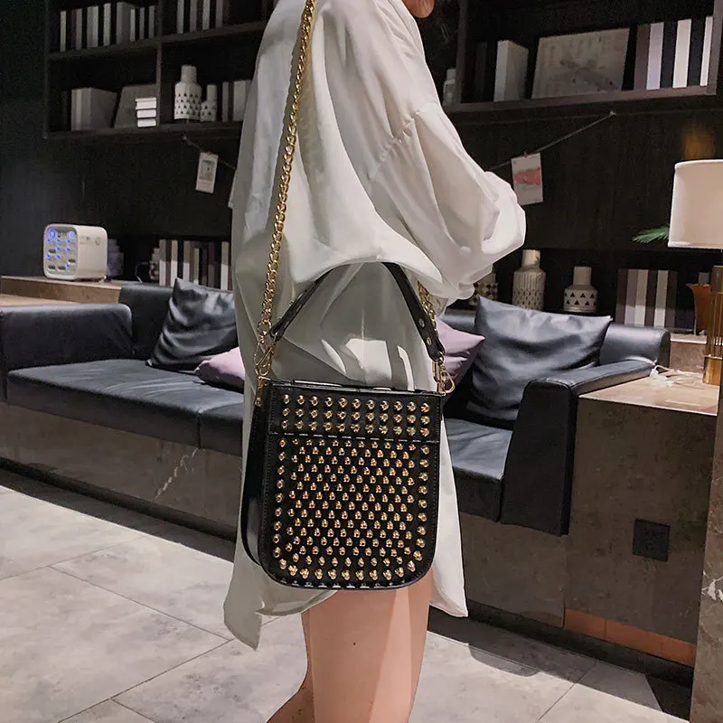 Индивидуальность заклепки портативные сумки для женщин 2019 модная женская сумка