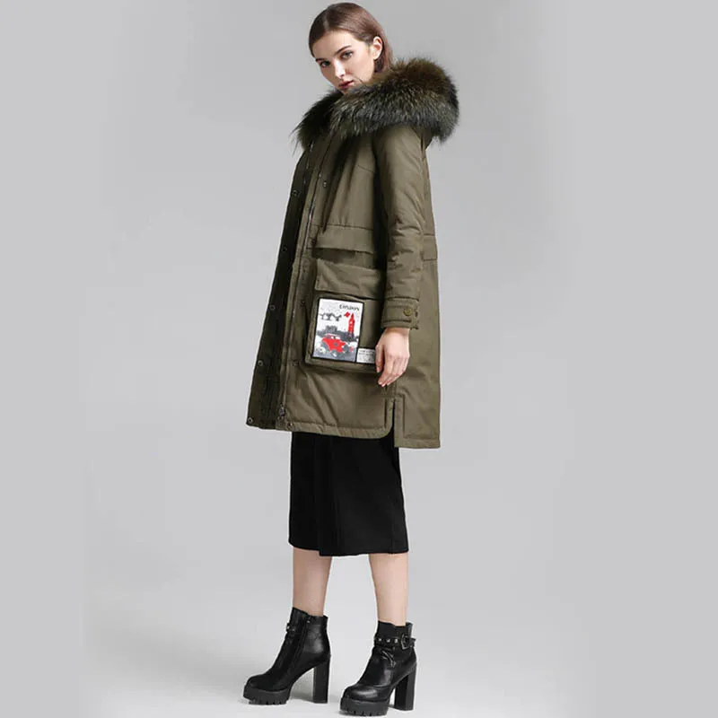 Качественный белый пуховик на утином пуху с воротником из натурального меха