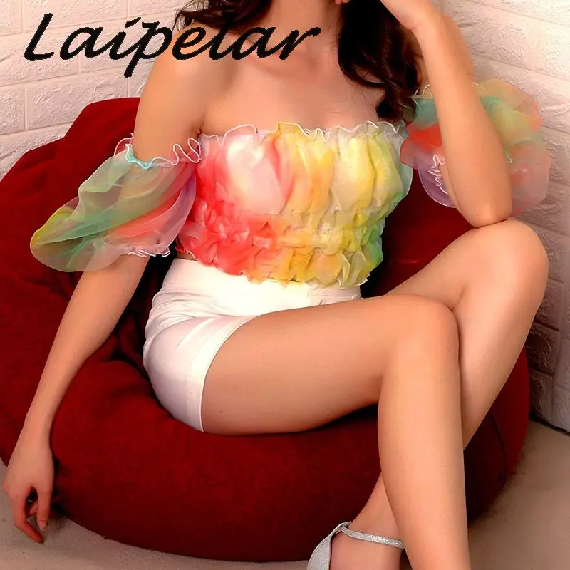 Женская футболка с коротким рукавом-фонариком и открытыми плечами рюшами |