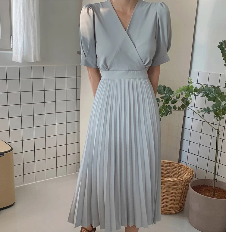 

2022 summer new gentle dress small waist slimming elegant slightly mature style French first love pleated skirt short sleeve V-n
