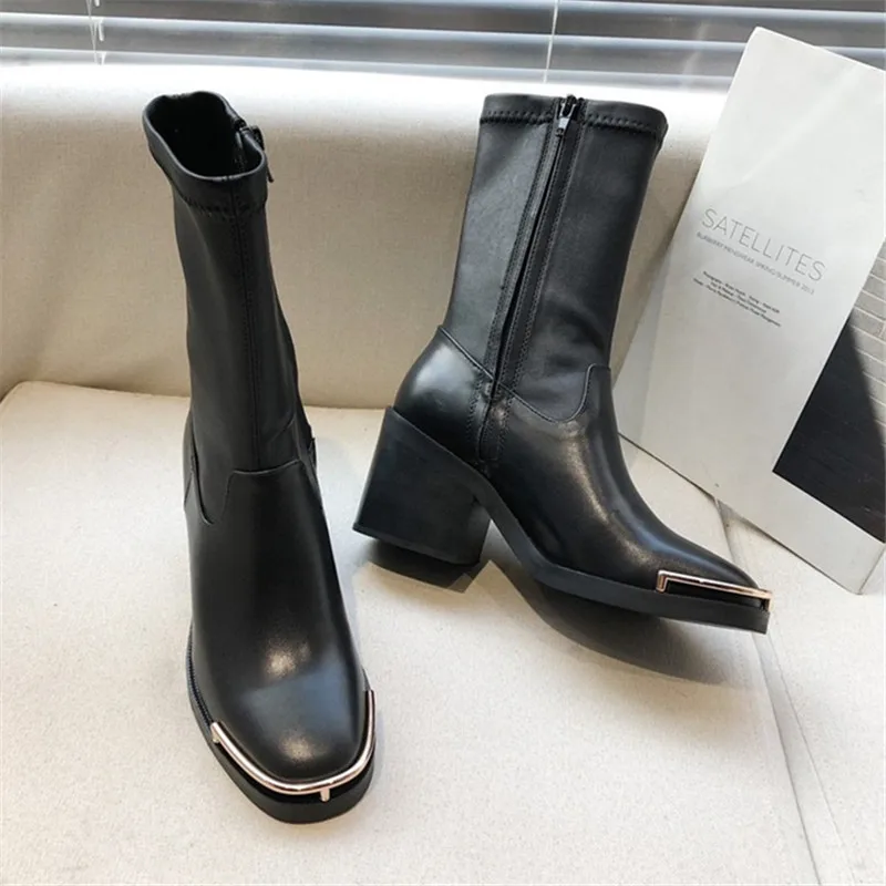 

Женские полусапожки из натуральной кожи, на высоком массивном каблуке 7 см