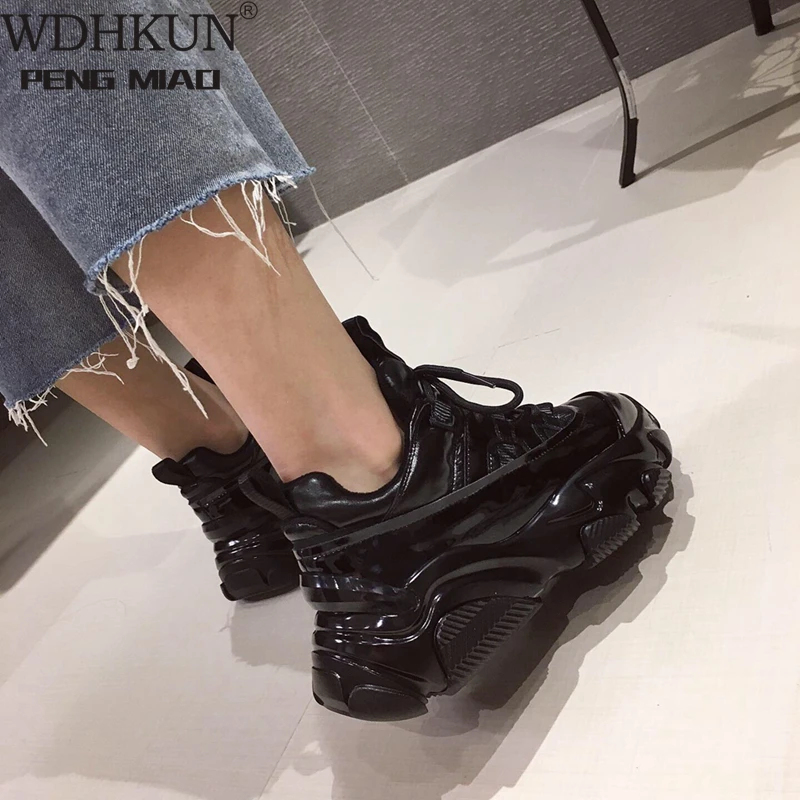 Женские массивные кроссовки из лакированной кожи серебристые повседневные