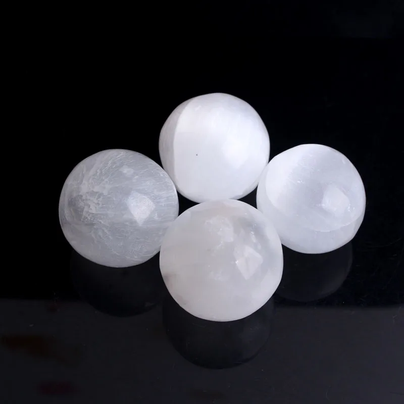 Шарики из белого селенита диаметром 45 55 мм гипсовые Хрустальные кварцевые для